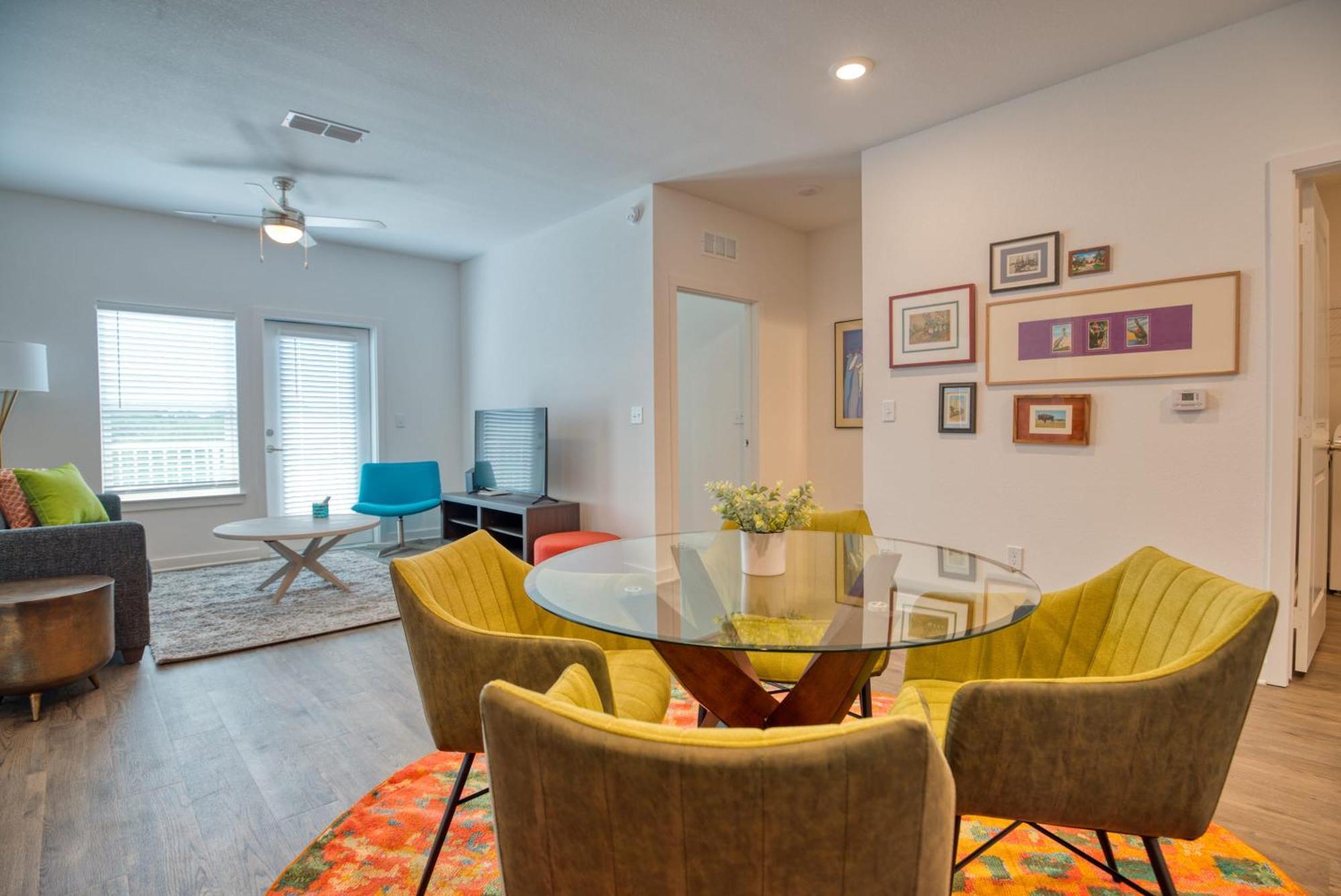 Grand Two Bedroom Two Bathroom Apartment With Balcony 盖恩斯维尔 外观 照片